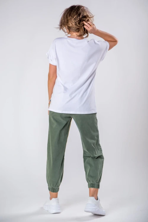 27399 bawełniana bluzka z nadrukiem na biuście i dekoltem w serek