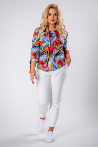 27657 wzorzysta bluzka z błyszczącą aplikacją na biuście i rozcięciami na mankietach