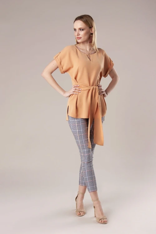 26007 elegancka bluzka z wiązaniem w pasie i rozcięciem na biuście
